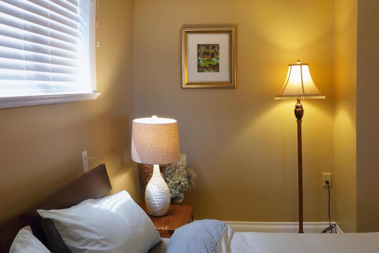 Lovely J Home -Stunning River View Cozy Two Bedroom Private Suite New Westminster Exterior foto