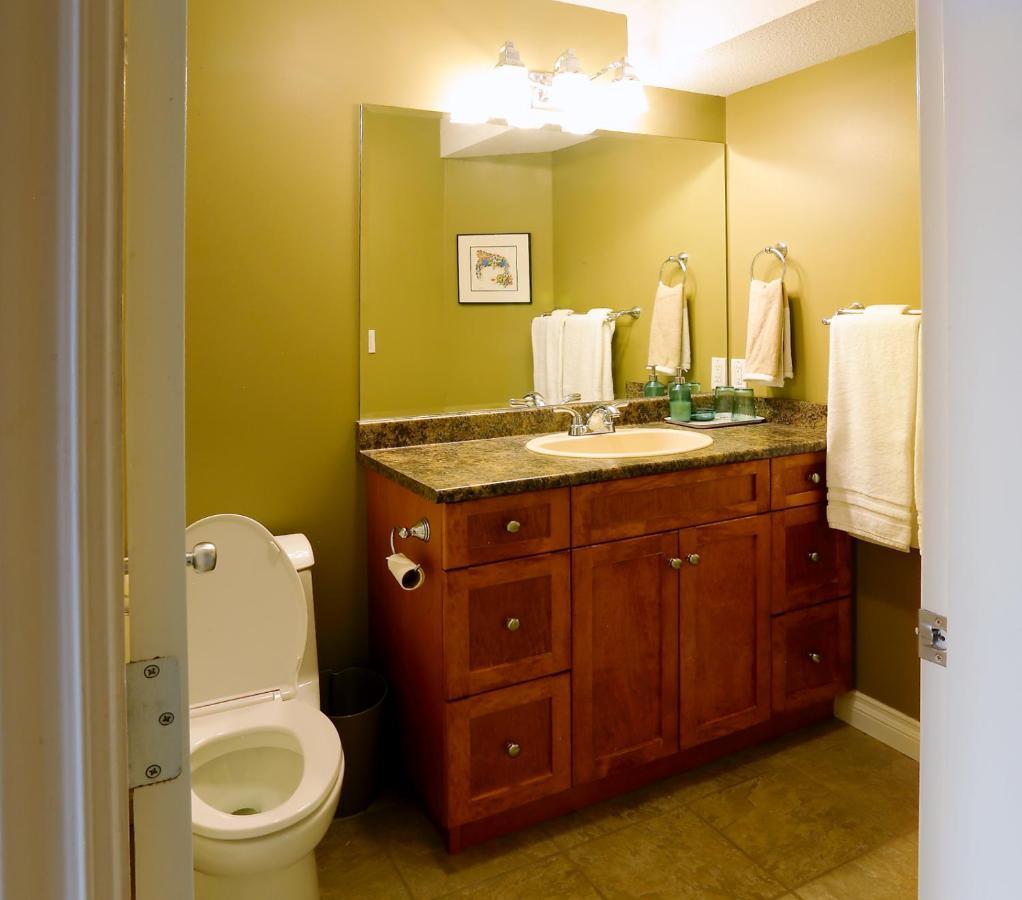 Lovely J Home -Stunning River View Cozy Two Bedroom Private Suite New Westminster Exterior foto