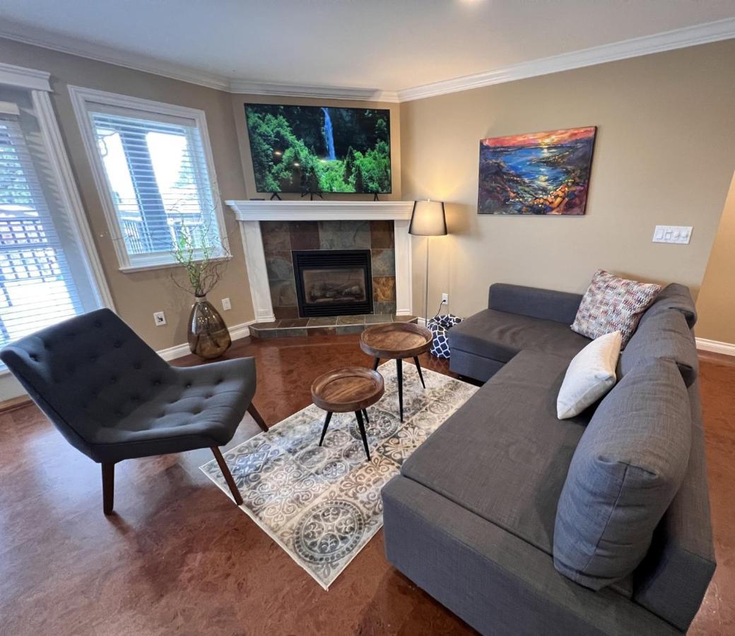 Lovely J Home -Stunning River View Cozy Two Bedroom Private Suite New Westminster Exterior foto