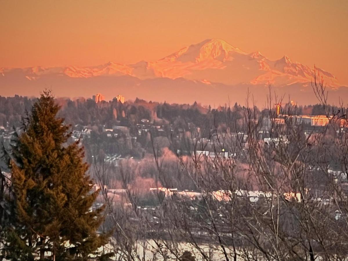 Lovely J Home -Stunning River View Cozy Two Bedroom Private Suite New Westminster Exterior foto